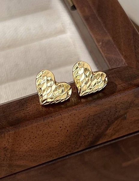 Золотистые серьги-пусеты «Жатые сердца» Z03321