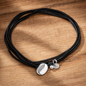 Черное колье-шнурок с контрастной подвеской 1J12431_1CJJ