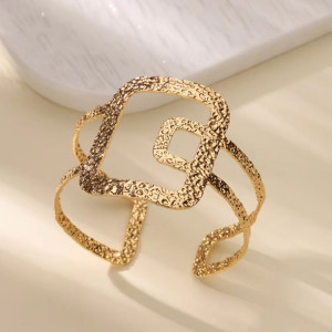 Браслет жесткий разомкнутый с геометрическим ажурным узором CJL47153