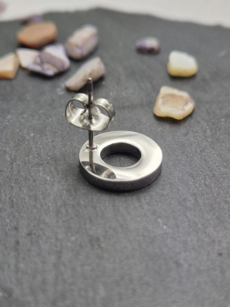 Серьги пусеты из медицинской стали в форме плоских колец с гравировкой 1J10880CJJ