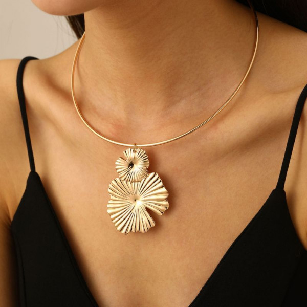 Жесткое колье золотистое с крупным текстурированным листом CJL92434