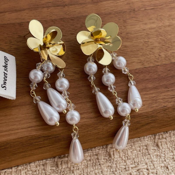 Золотистые серьги пусеты с цветами и жемчужными гроздьями CJN85977