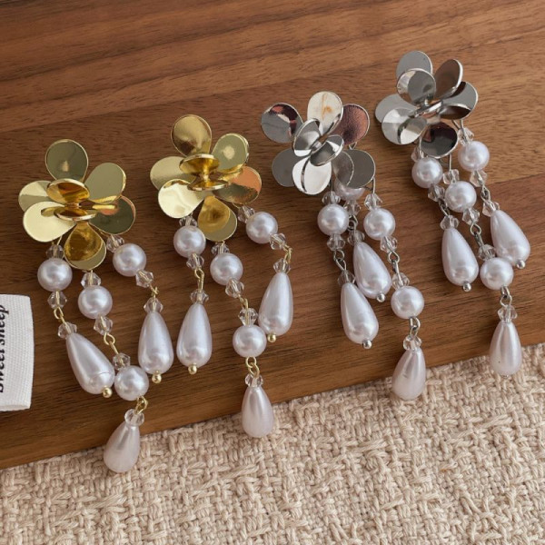 Золотистые серьги пусеты с цветами и жемчужными гроздьями CJN85977