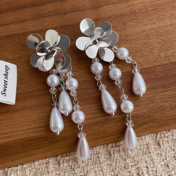 Золотистые серьги пусеты с цветами и жемчужными гроздьями CJN85977