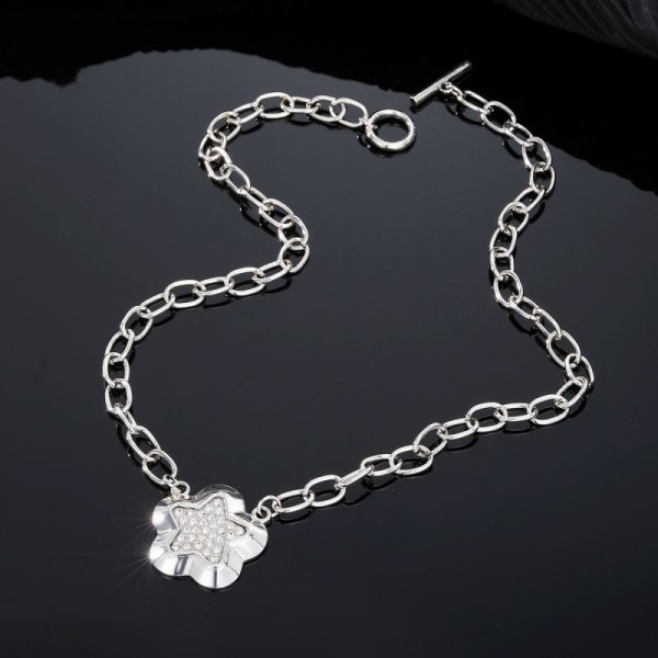 Массивная серебристая цепь с крупной подвеской-цветком CJP86204