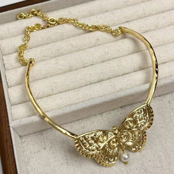 Жесткое колье широкое с крупной декоративной бабочкой CJH90893