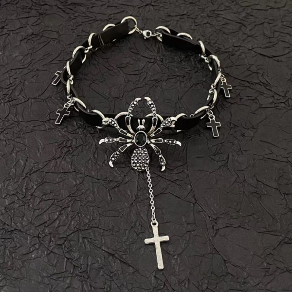 Чокер с крупным сердцем и готическими элементами CJG57161