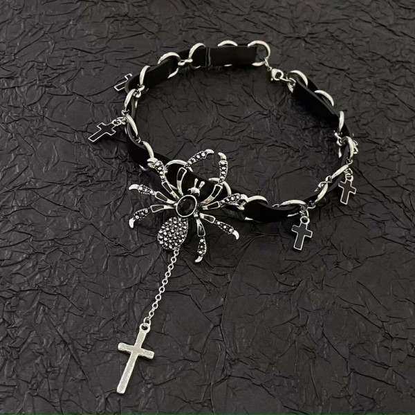 Чокер с крупным сердцем и готическими элементами CJG57161