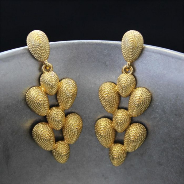 Массивные золотистые серьги пусеты из каскада капель CJM71497