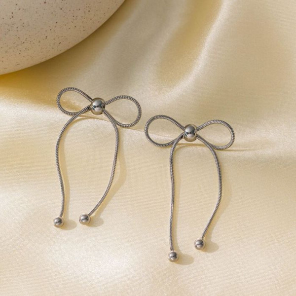 Серебристые серьги-пусеты Контурные банты CJH32173