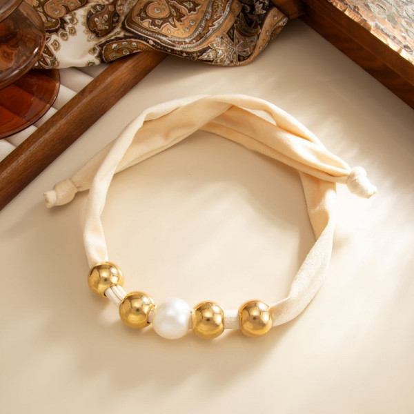 Чокер на широкой ленте с крупными золотистыми бусинами CJT25625