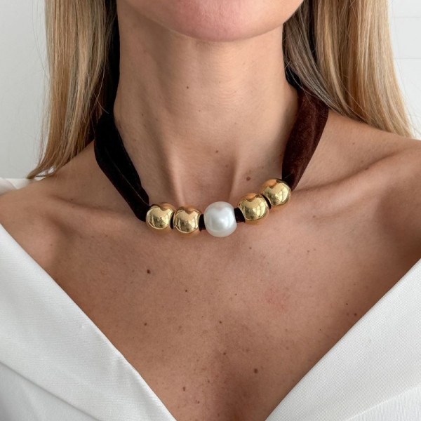 Чокер на широкой ленте с крупными золотистыми бусинами CJT25625