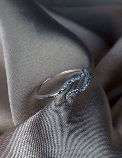 Кольцо с двойным переплетением и мелкими камнями L82127