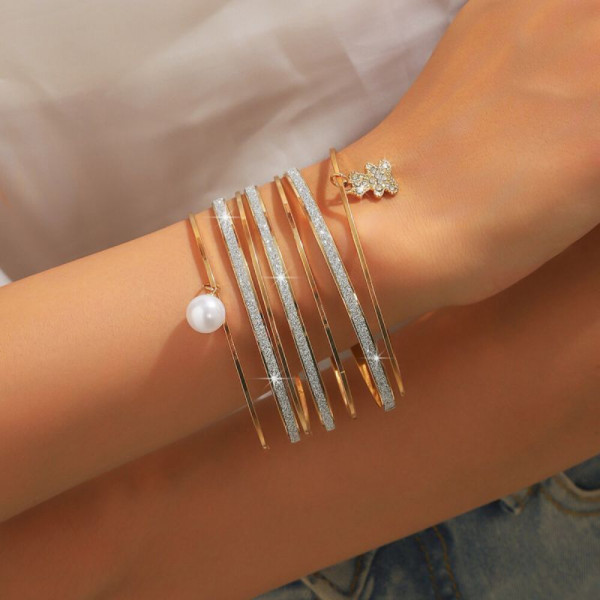 Браслет жесткий разомкнутый с сияющим кристаллом CJH52720