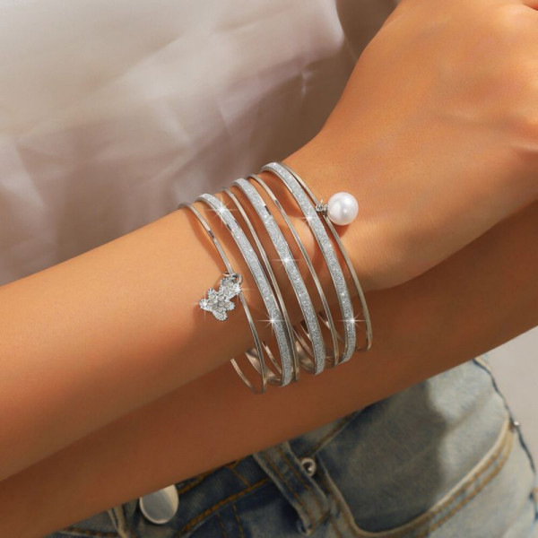 Браслет жесткий разомкнутый с сияющим кристаллом CJH52720