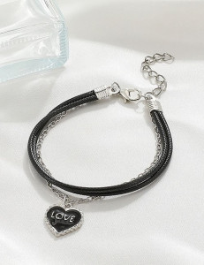 Браслет из черного шнура с сердцем L75928