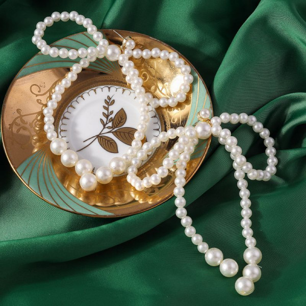 Крупные серьги-пусеты в форме бантов из жемчужных бусин CJP47930