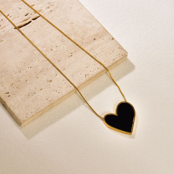 Золотистая цепочка с крупной подвеской в форме черного сердца CJP75740