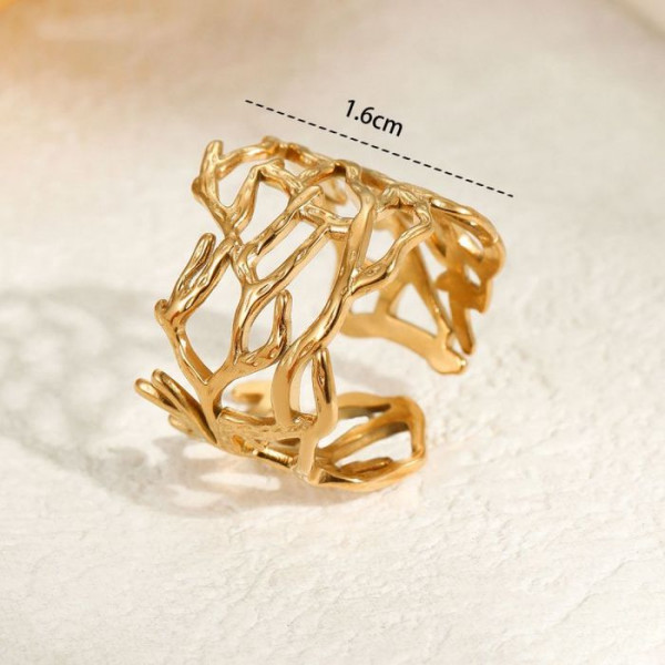 Разомкнутое стальное кольцо с фактурой морской ракушки CJM28617