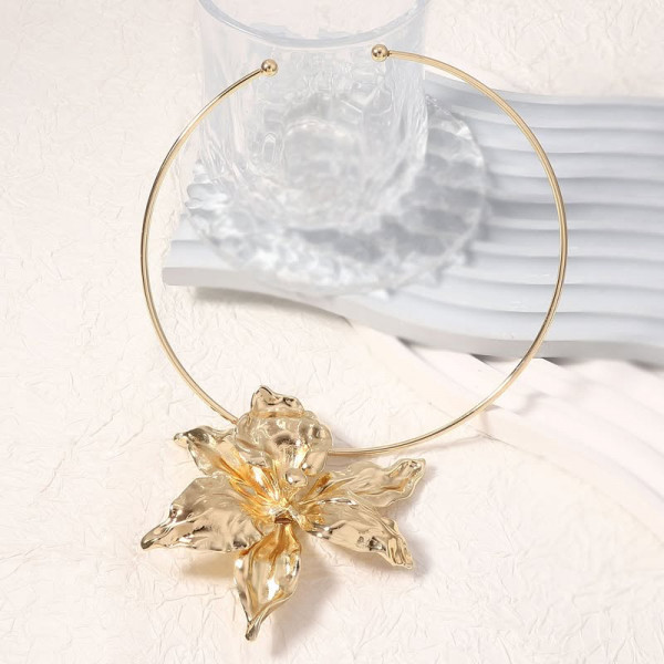 Жесткое колье золотистое с массивным цветком лилии 1J11764CJJ