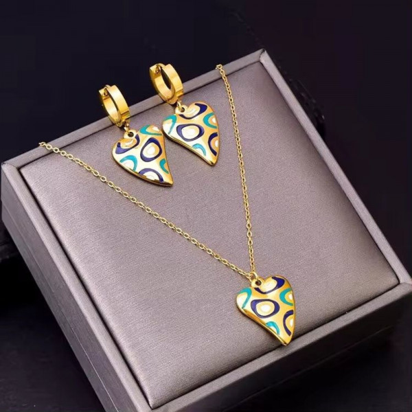 Золотистая цепочка с подвеской в форме сердца с эмалью J10905CJJ