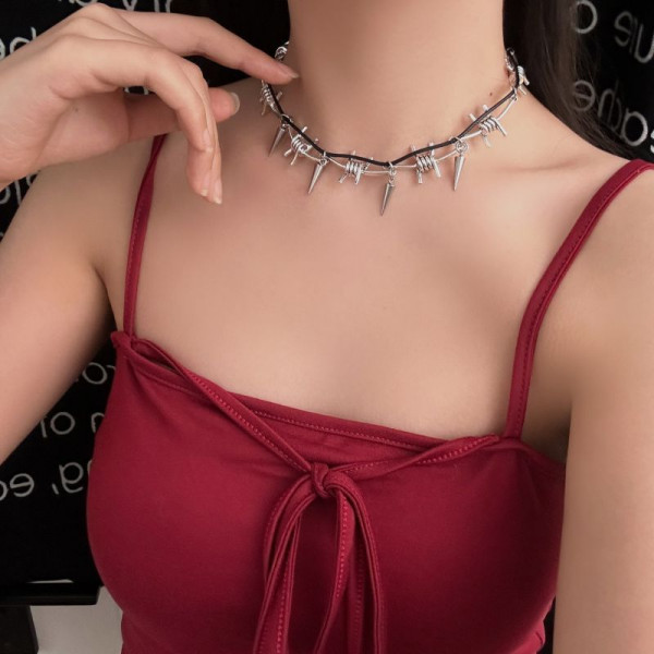 Дерзкий Чокер с ритмичными металлическими подвесками-шипами CJL19702