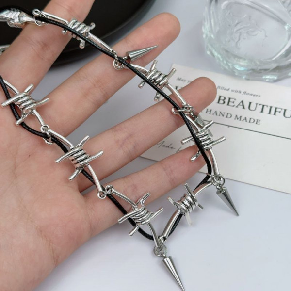 Дерзкий Чокер с ритмичными металлическими подвесками-шипами CJL19702