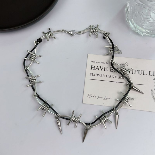 Дерзкий Чокер с ритмичными металлическими подвесками-шипами CJL19702