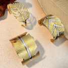 Браслет-кафф в форме рельефного пера CJM19038