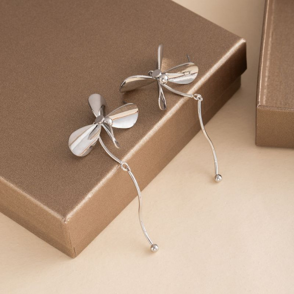 Золотистые серьги пусеты с извилистыми линиями и цветами CJN90250