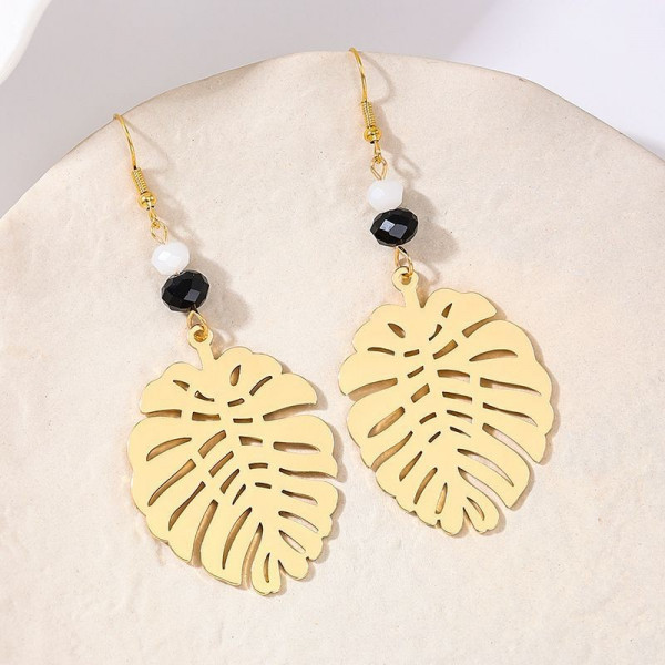 Серьги крючки с золотистыми листьями монстеры и бусинами CJG26668