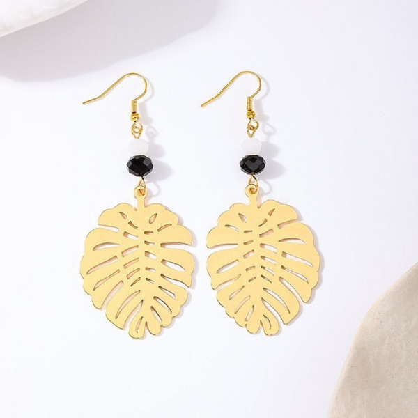 Серьги крючки с золотистыми листьями монстеры и бусинами CJG26668