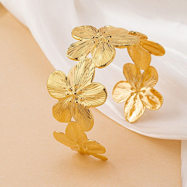 Браслет жесткий широкий с цветочными элементами CJP54255