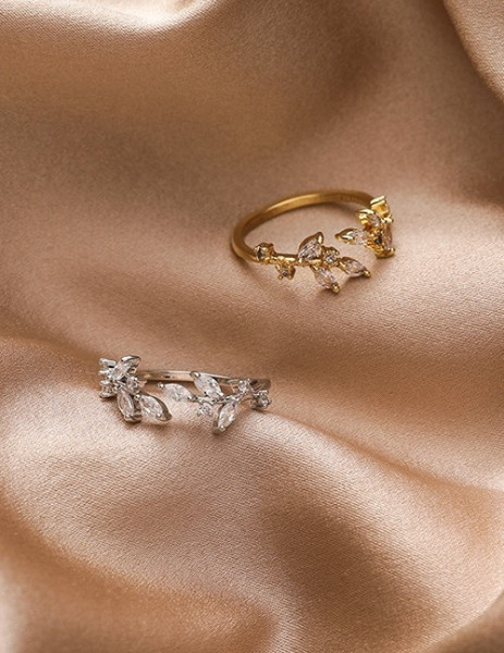 Тонкое разомкнутое кольцо с цветами и камнями P01742