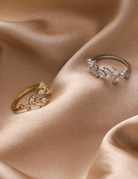 Тонкое разомкнутое кольцо с цветами и камнями P01742