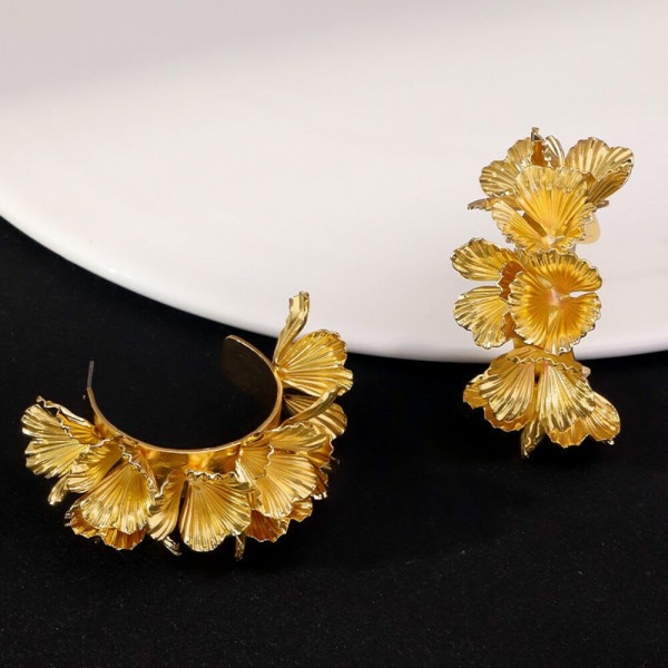 Массивные акцентные серьги из каскада золотистых цветов CJH38352