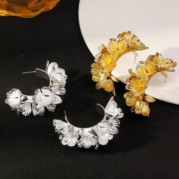 Массивные акцентные серьги из каскада золотистых цветов CJH38352