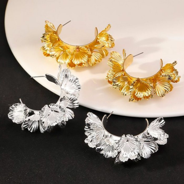 Массивные акцентные серьги из каскада золотистых цветов CJH38352