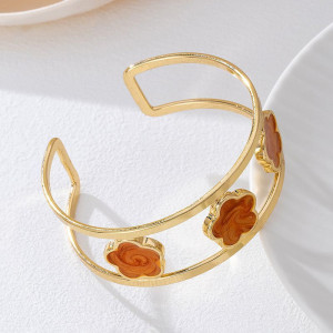 Браслет жесткий разомкнутый с элементами в виде клевера CJP84670