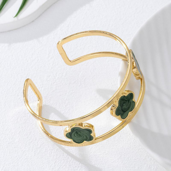 Браслет жесткий разомкнутый с элементами в виде клевера CJP84670