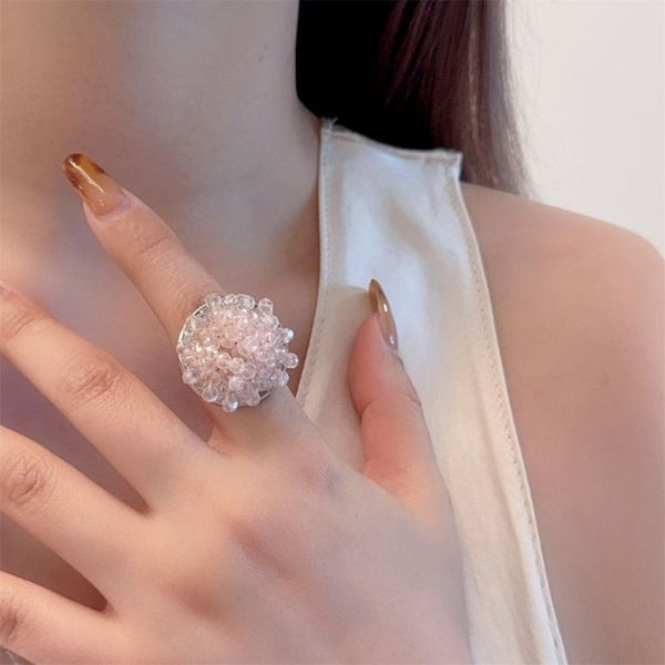 Объемное кольцо с гроздью сверкающих кристаллов CJL47446