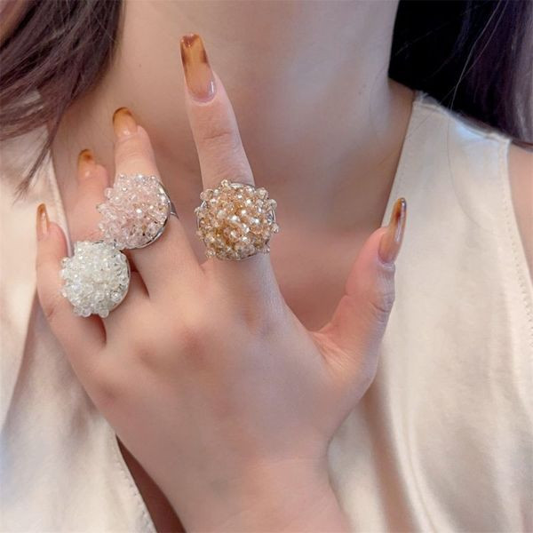 Объемное кольцо с гроздью сверкающих кристаллов CJL47446