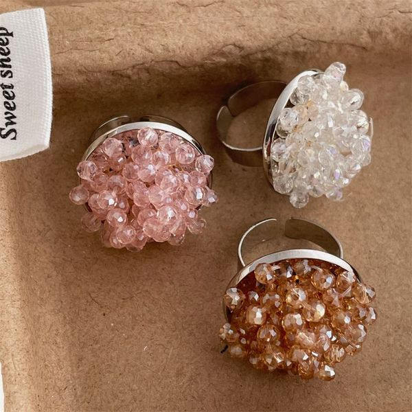 Объемное кольцо с гроздью сверкающих кристаллов CJL47446