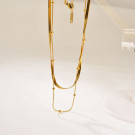 Золотистое двухслойное колье из тонких цепей с жемчужиной CJP75744