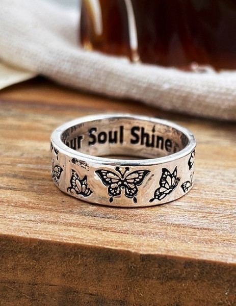 Кольцо-печатка с гравировкой бабочек и орнаментом Q67057