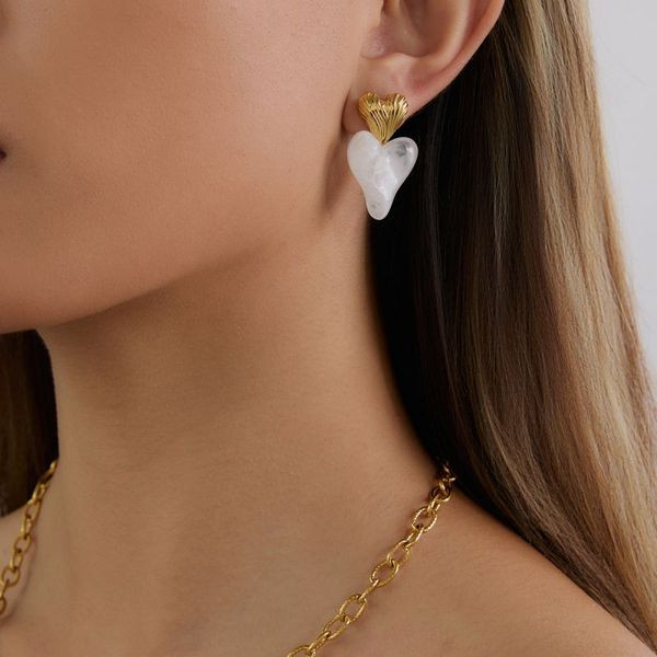 Серьги-пусеты Сердце янтарное объемное CJL40474