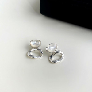 Асимметричные серьги-пусеты с перламутром CJQ17146