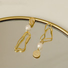 Асимметричные висячие серьги с контурами сердец и жемчугом CJG24604