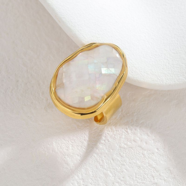 Разомкнутое кольцо с крупным перламутровым камнем в золотистой оправе CJT01115