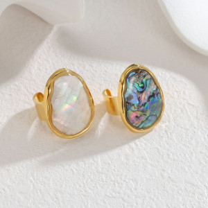 Разомкнутое кольцо с крупным перламутровым камнем в золотистой оправе CJT01115